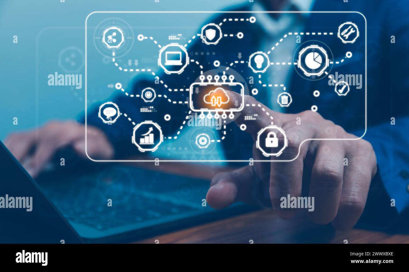 Uomo d'affari che mostra un cloud computing virtuale brillante per scaricare e caricare informazioni sui dati e caricarle sull'applicazione di rete del sistema. Dati tecnologici Foto Stock
