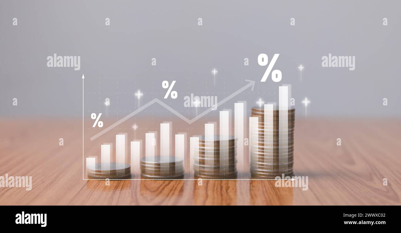 Concetto di tasso di interesse, interesse bancario, denaro con freccia su e simbolo percentuale per le banche finanziarie aumentano il tasso di interesse o gli investimenti ipotecari di Foto Stock