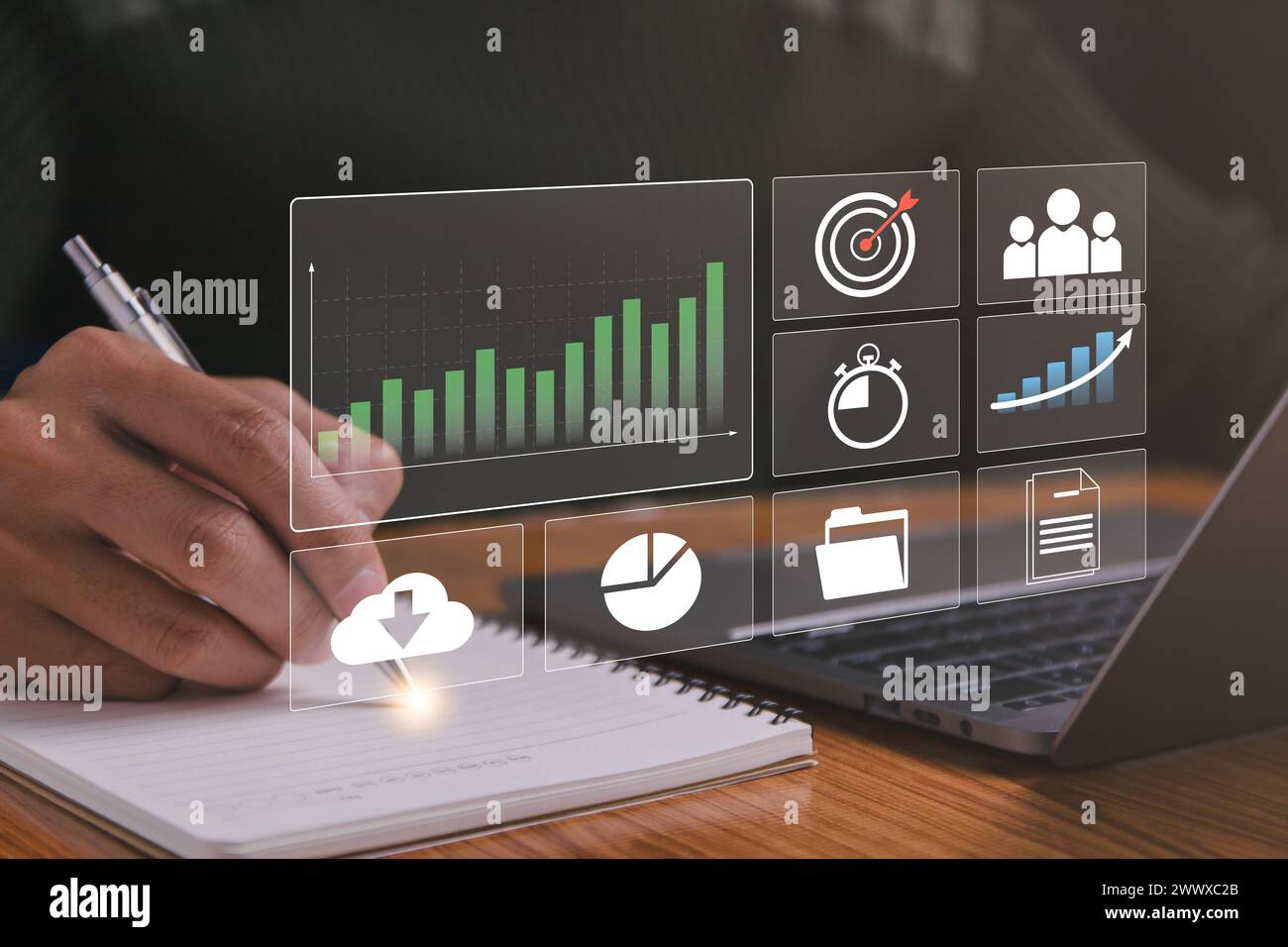 Concetto di gestione dei dati di marketing digitale intelligente, un uomo d'affari utilizza il laptop per lavorare con il grafico di analisi del marketing pianificazione strategica per uno sviluppo sostenibile Foto Stock