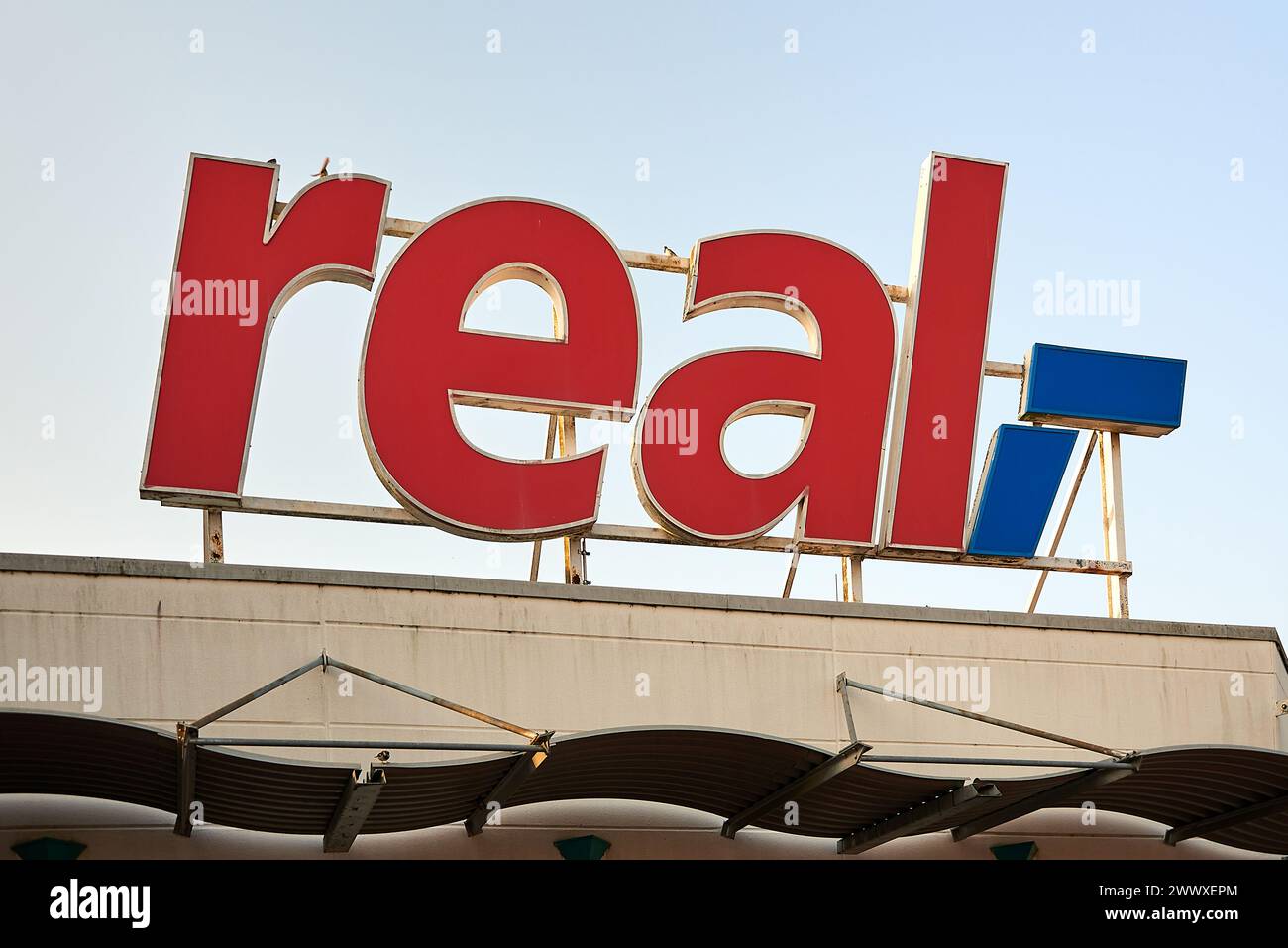 Greifswald, MV/Germania - 07-23 -2021: Logo della società Real, che si trova in Una situazione finanziaria difficile Foto Stock