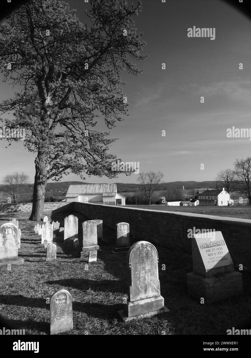 Storico cimitero della famiglia Mumma presso il campo di battaglia di Antietam vicino a Sharpsburg, Maryland. Immagini in bianco e nero raffigurano anche tipiche recinzioni in legno. Foto Stock