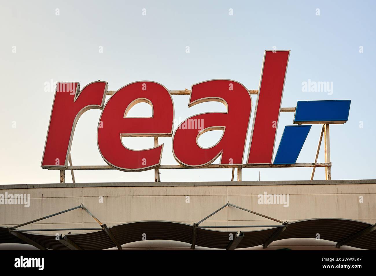 Greifswald, MV/Germania - 07-23 -2021: Logo della società Real, che si trova in Una situazione finanziaria difficile Foto Stock