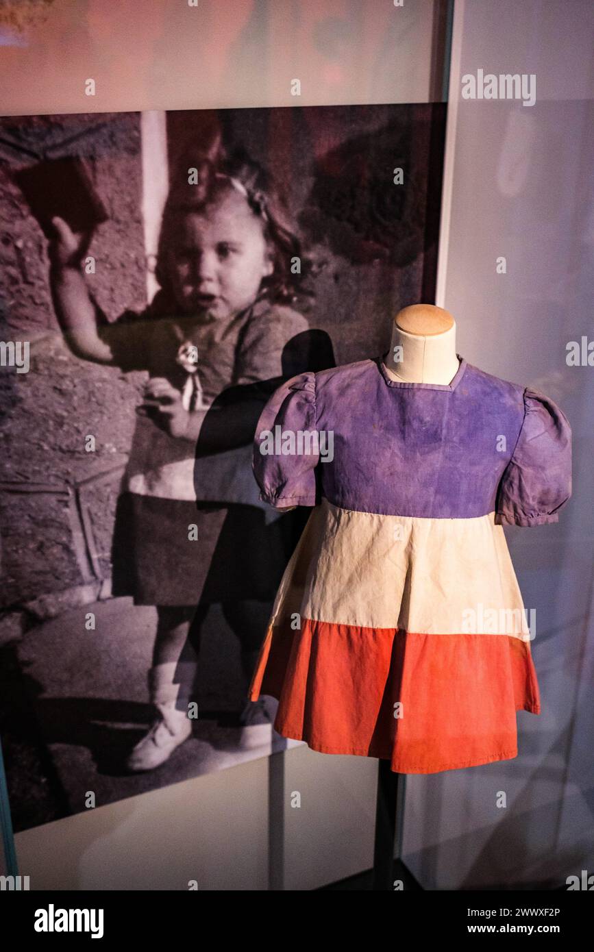 © Arnaud BEINAT/Maxppp. 2024/03/26, Parigi, Francia. Robe portée à la Libération par la petite Madeleine Gaschet. Inaugurazione de l'Exposition Paris Brule-t-il quand le cinéma réinvente la fiction au musée de la Libération de Paris, Musée du général Leclerc, Musée Jean Moulin. L'Exposition, qui se tiendra du 27 mars au 22 septembre 2024, explique le film de René Clément et le met en perspective avec l'histoire vraie et certains objets liés à la Libération de Paris en août 1944. Crediti: MAXPPP/Alamy Live News Foto Stock