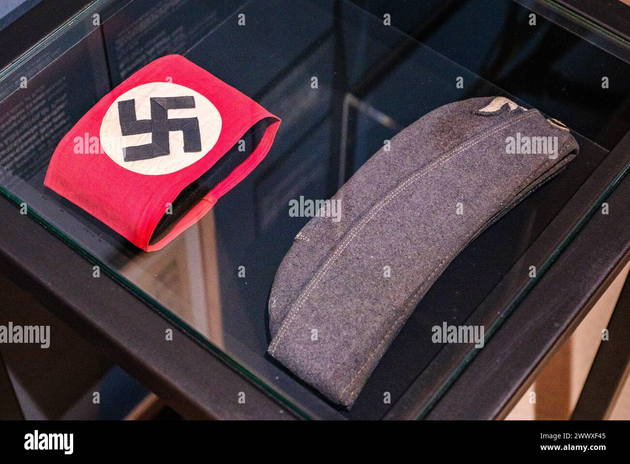 © Arnaud BEINAT/Maxppp. 2024/03/26, Parigi, Francia. Brassard nazi et Bonnet de l'armée allemande. Inaugurazione de l'Exposition Paris Brule-t-il quand le cinéma réinvente la fiction au musée de la Libération de Paris, Musée du général Leclerc, Musée Jean Moulin. L'Exposition, qui se tiendra du 27 mars au 22 septembre 2024, explique le film de René Clément et le met en perspective avec l'histoire vraie et certains objets liés à la Libération de Paris en août 1944. Crediti: MAXPPP/Alamy Live News Foto Stock