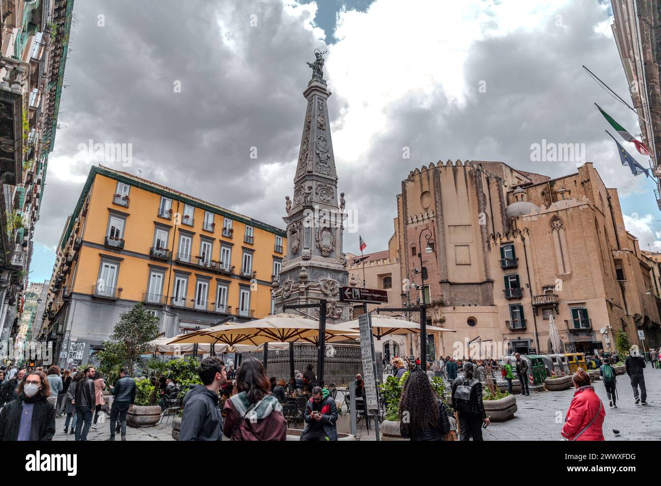 Napoli, Italia - 10 aprile 2022: San Domenico maggiore è una chiesa gotica e cattolica situata nell'omonima piazza di Napoli Foto Stock