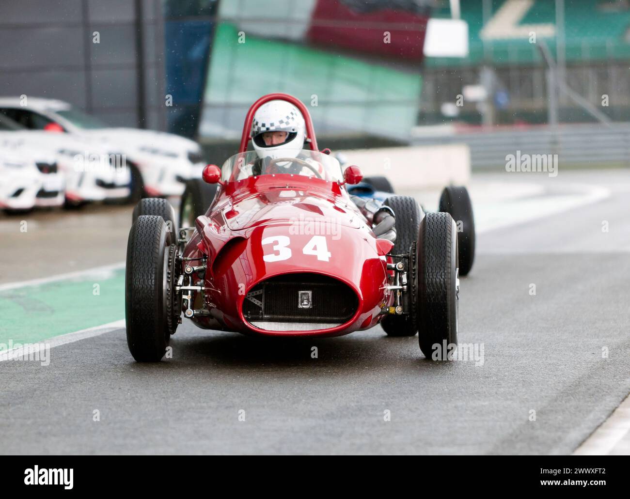 John Spiers guida la sua Maserati 250F rossa del 1955 lungo la pit Lane internazionale, prima dell'inizio della HGPCA pre '66 Grand prix Cars Race. Foto Stock