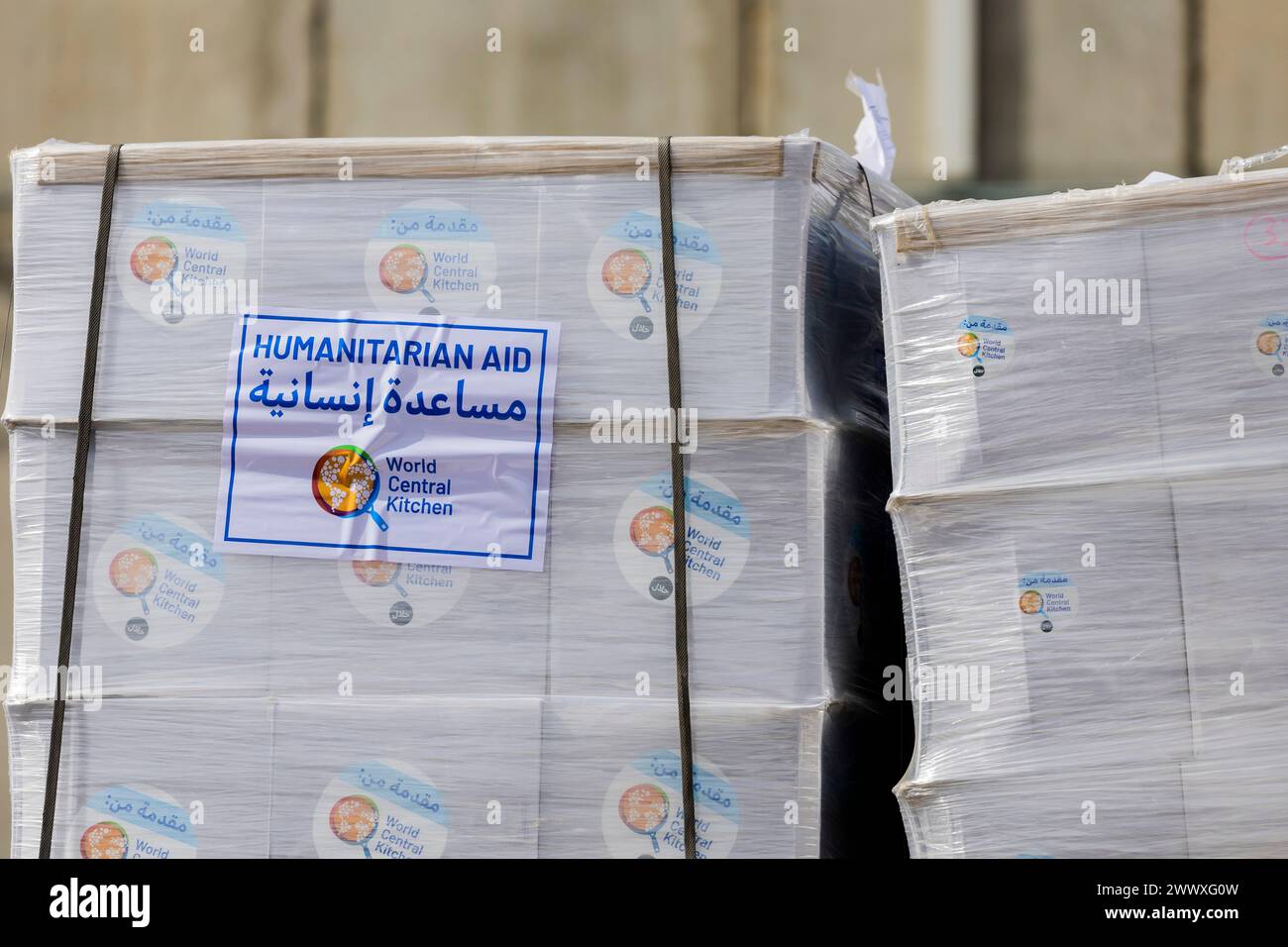 Kerem Schalom, Israele. 26 marzo 2024. Aiuti umanitari al valico di frontiera di Kerem Shalom verso la Striscia di Gaza. Le forniture di soccorso vengono trasportate in camion alla Striscia di Gaza dal valico di frontiera nella zona a tre confini tra Egitto, Israele e la Striscia di Gaza. Il ministro degli Esteri Baerbock si reca in Israele per la sesta volta dall'attacco di Hamas contro Israele il 7 ottobre per discutere ancora una volta della situazione a Gaza e in Israele. Crediti: Christoph Soeder/dpa-Pool/dpa/Alamy Live News Foto Stock