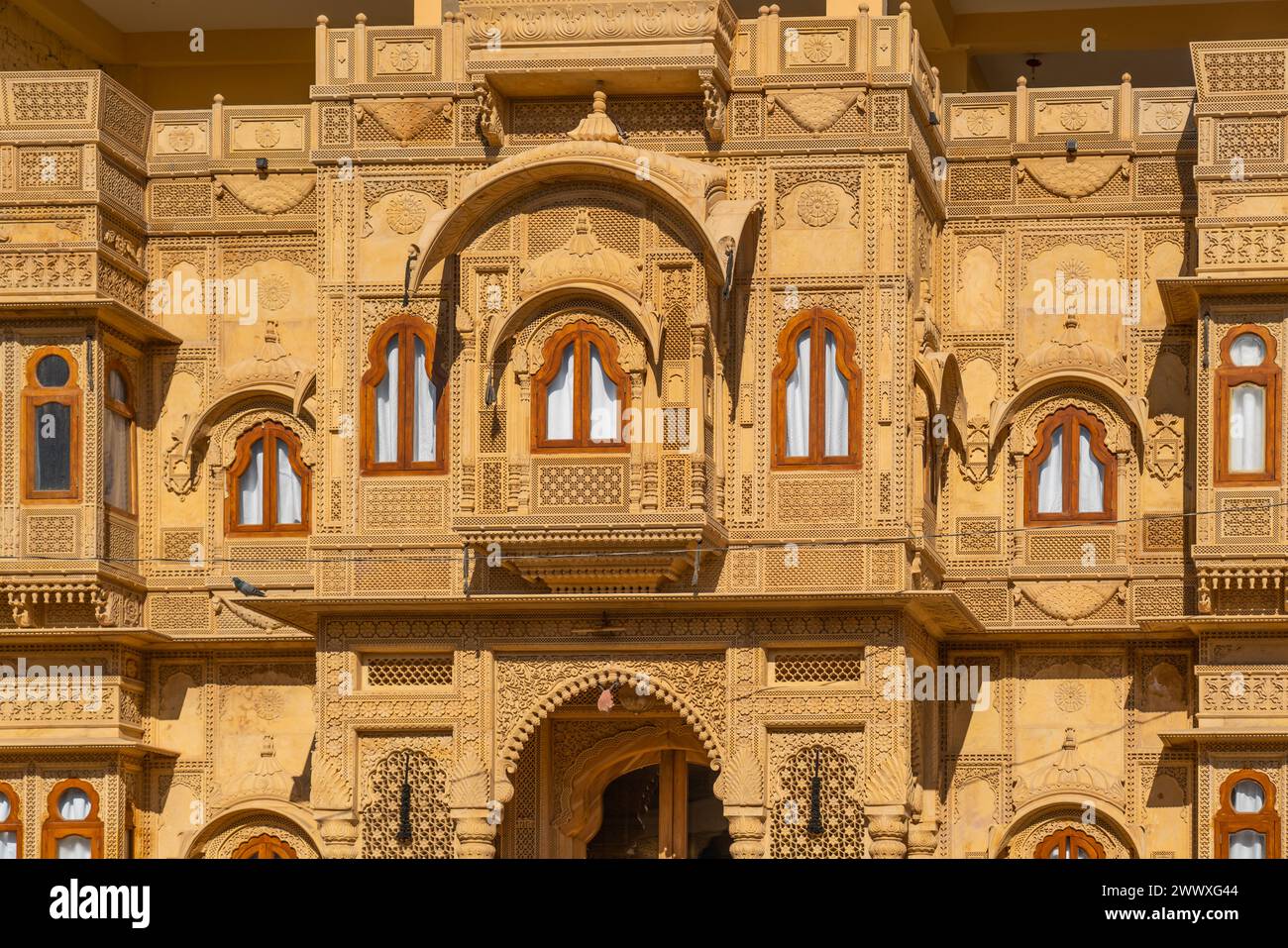 Finestre dagli edifici in pietra arenaria dorata di Jaisalmer, la città dorata del Rajasthan, India Foto Stock