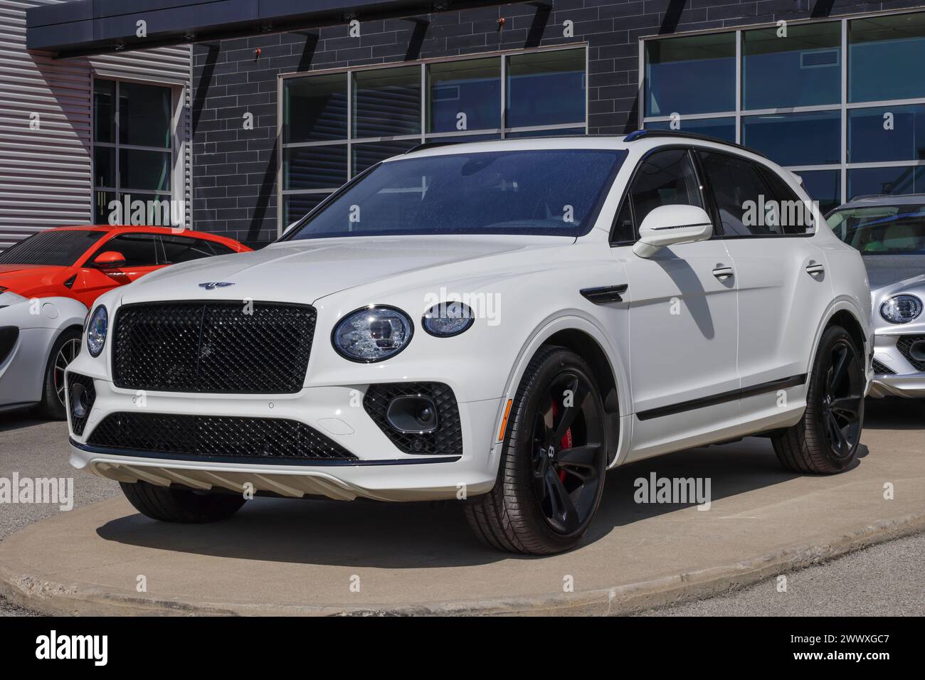 Indianapolis - 24 marzo 2024: Mostra Bentley Bentayga V8 presso una concessionaria. Bentley Motors offre il motore Bentayga V8 con un motore V8 da 4,0 litri. IL MIO: 2023 Foto Stock