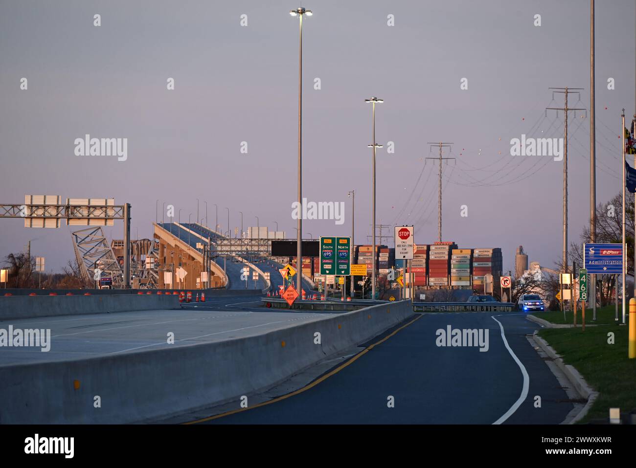 Baltimora, Stati Uniti. 26 marzo 2024. Crollo del Francis Scott Key Bridge a Baltimora, Maryland. Crollo del Francis Scott Key Bridge a Baltimora, Maryland, Stati Uniti il 26 marzo 2024. Martedì mattina, una nave portacontainer ha colpito il Francis Scott Key Bridge a Baltimora, Maryland, causando il crollo del ponte. Secondo quanto riferito, i veicoli sono sommersi in acqua, così come diverse persone che sono cadute nell'acqua sotto il ponte quando è crollato. Credito: SOPA Images Limited/Alamy Live News Foto Stock