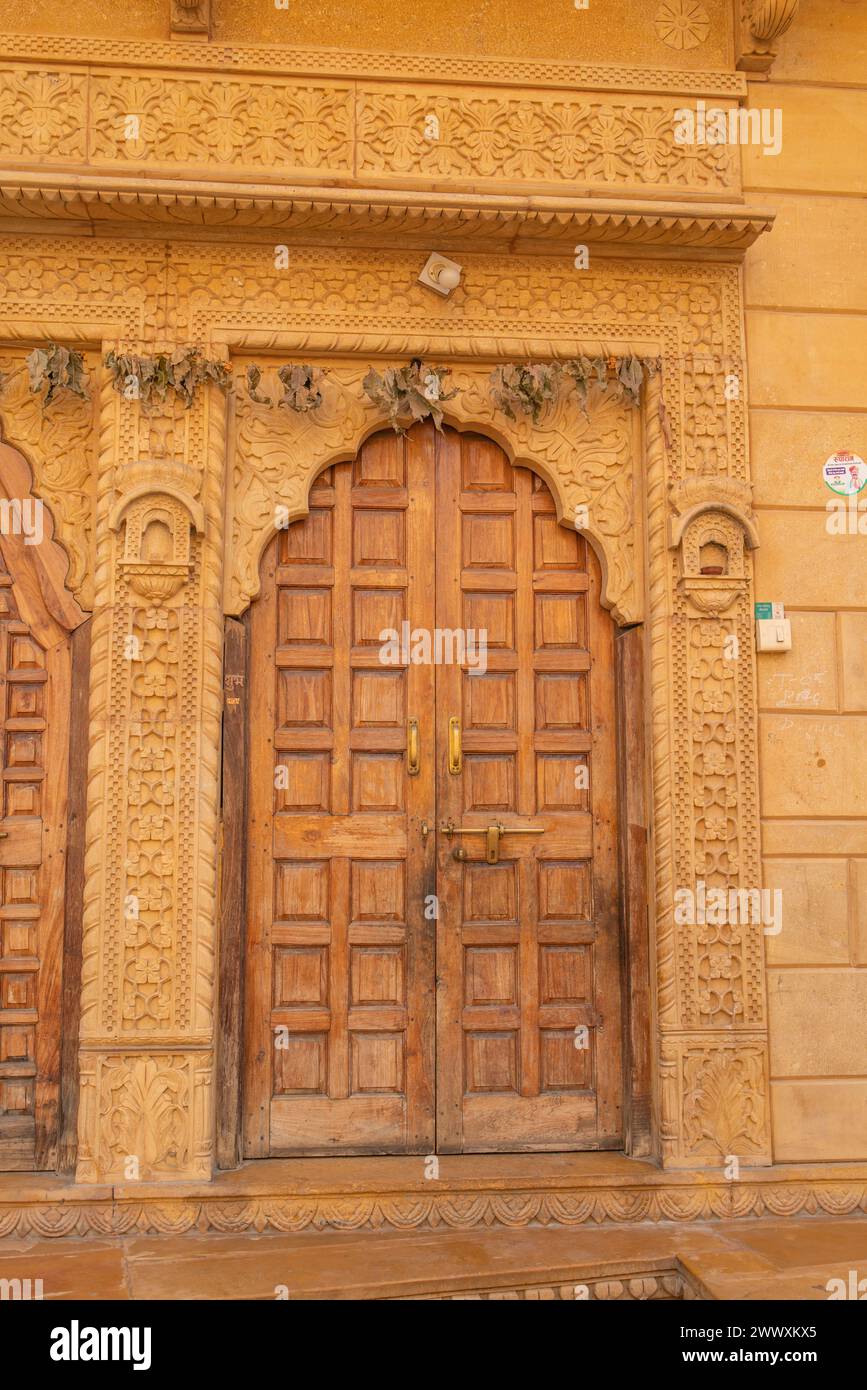 Dettagli dagli edifici in pietra arenaria oro giallo a Jaisalmer, la città dorata del Rajasthan Foto Stock