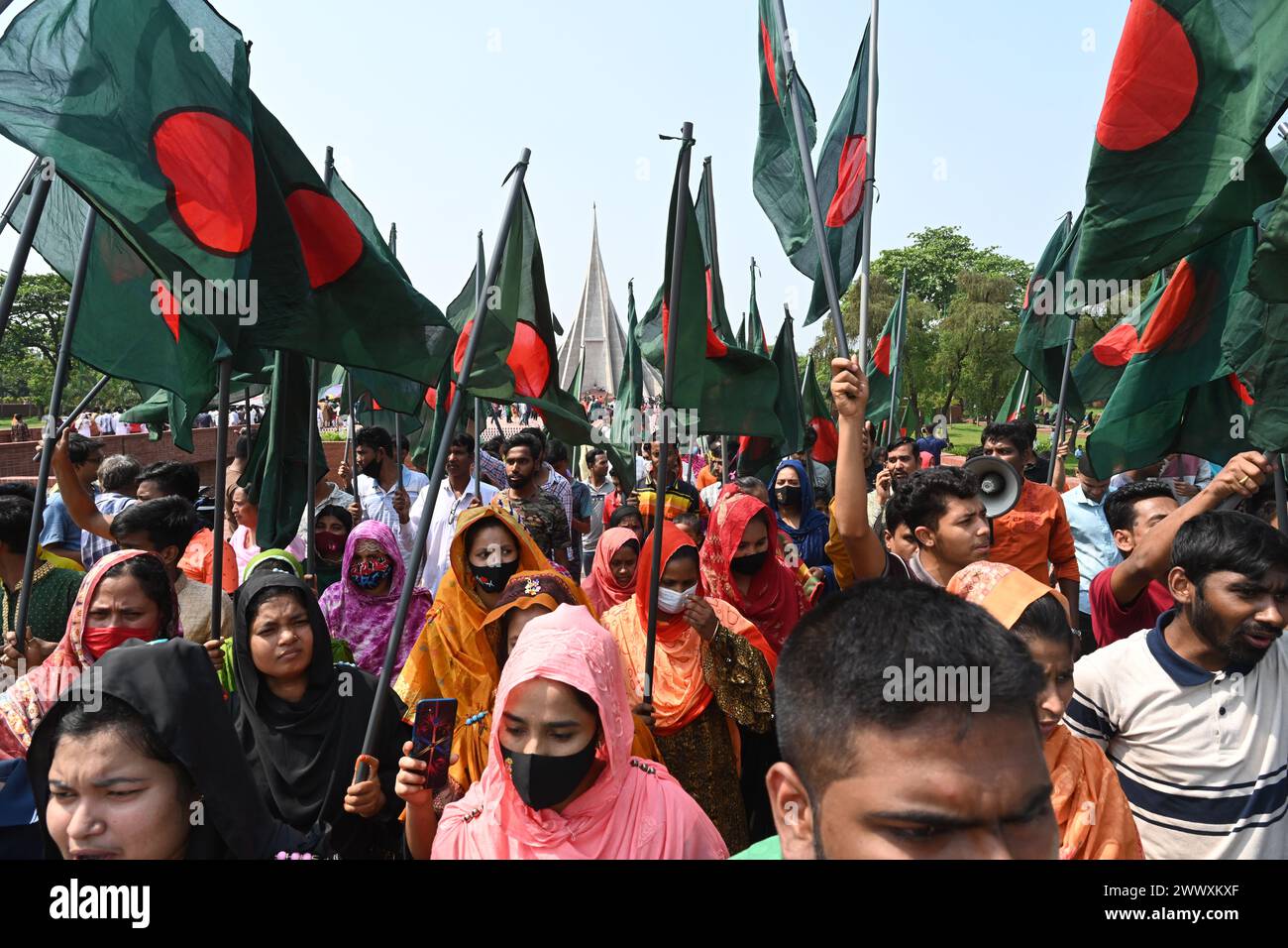 Dacca, Bangladesh. 26 marzo 2024. Le persone si riuniscono per rendere omaggio al National Monument di Savar per celebrare il giorno dell'indipendenza del Bangladesh a Dacca, Bangladesh, il 26 marzo 2024. Crediti: Mamunur Rashid/Alamy Live News Foto Stock