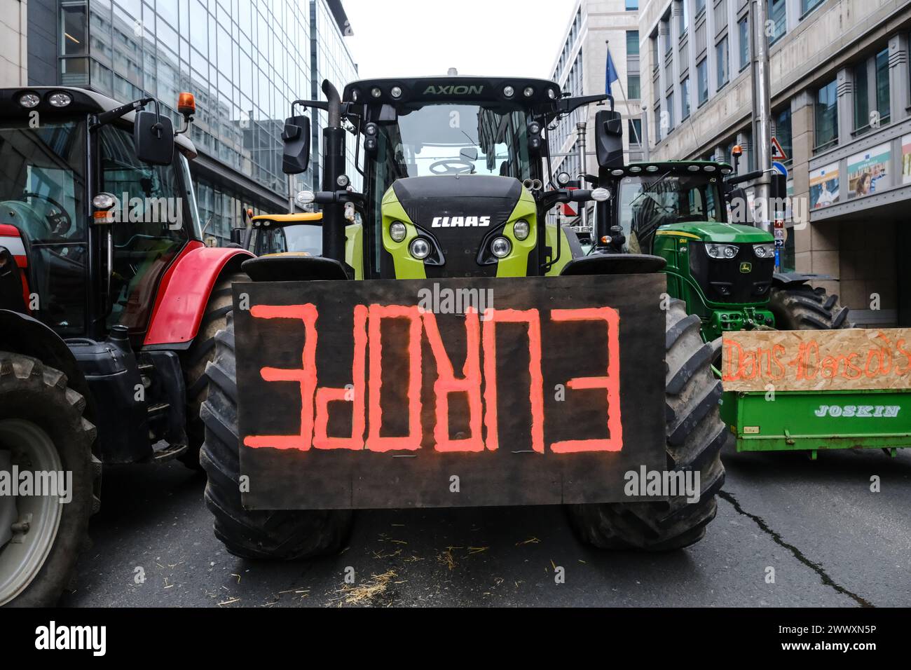 Bruxelles, Belgio. 26 marzo 2024. Agricoltori con i loro trattori durante una protesta sulle pressioni sui prezzi, le tasse e la regolamentazione verde, il giorno di una riunione dei ministri dell'agricoltura dell'Unione europea a Bruxelles, Belgio, 26 marzo 2024 credito: ALEXANDROS MICHAILIDIS/Alamy Live News Foto Stock