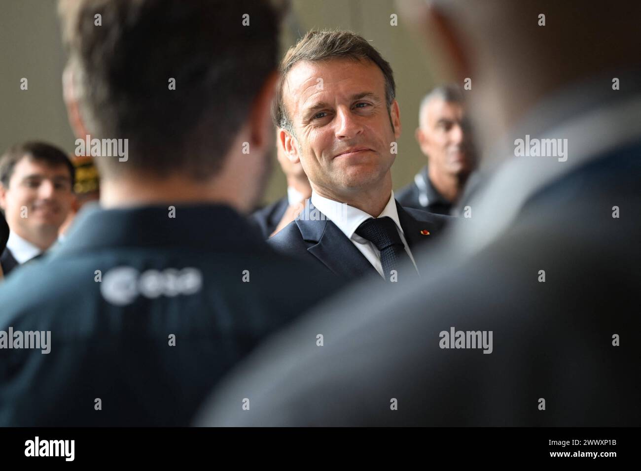 Kourou, Guyana francese. 26 marzo 2024. Emmanuel Macron. Il presidente francese Emmanuel Macron visita l'area di montaggio di Ariane 6 il 26 marzo 2024, come parte della visita di due giorni di Macron al dipartimento francese d'oltremare della Guiana. Foto di Jacques Witt/Pool/ABACAPRESS.COM credito: Abaca Press/Alamy Live News Foto Stock
