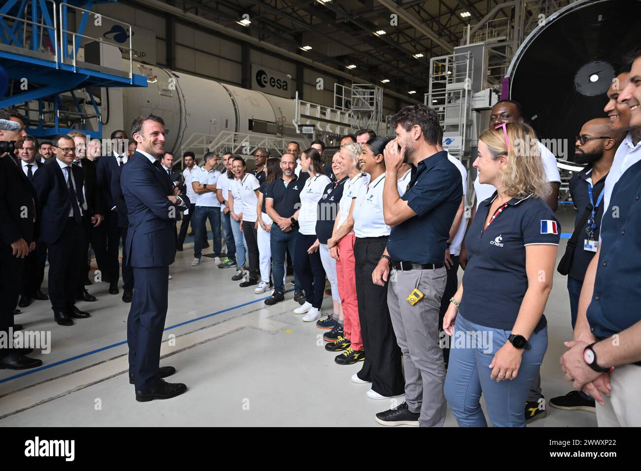 Kourou, Guyana francese. 26 marzo 2024. Emmanuel Macron con i lavoratori. Il presidente francese Emmanuel Macron visita l'area di montaggio di Ariane 6 il 26 marzo 2024, come parte della visita di due giorni di Macron al dipartimento francese d'oltremare della Guiana. Foto di Jacques Witt/Pool/ABACAPRESS.COM credito: Abaca Press/Alamy Live News Foto Stock