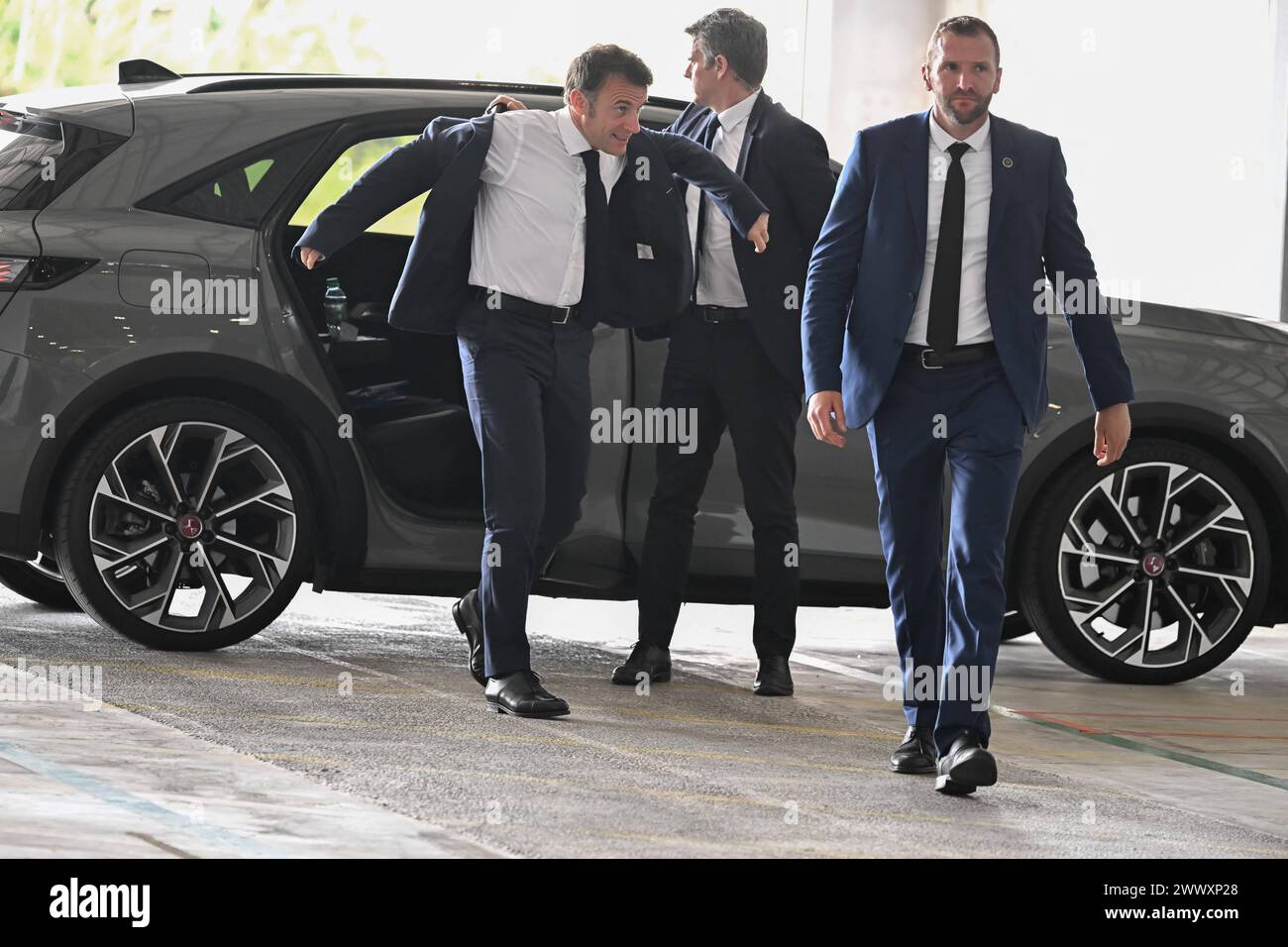 Kourou, Guyana francese. 26 marzo 2024. Emmanuel Macron. Il presidente francese Emmanuel Macron visita l'area di montaggio di Ariane 6 il 26 marzo 2024, come parte della visita di due giorni di Macron al dipartimento francese d'oltremare della Guiana. Foto di Jacques Witt/Pool/ABACAPRESS.COM credito: Abaca Press/Alamy Live News Foto Stock
