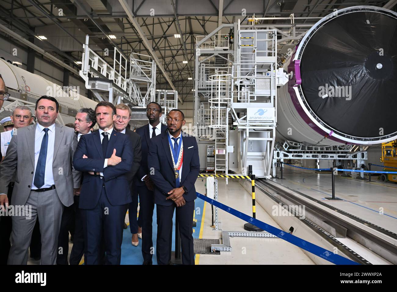 Kourou, Guyana francese. 26 marzo 2024. Martin Sion (CEO gruppo Ariane ), Emmanuel Macron e ospite. Il presidente francese Emmanuel Macron visita l'area di montaggio di Ariane 6 il 26 marzo 2024, come parte della visita di due giorni di Macron al dipartimento francese d'oltremare della Guiana. Foto di Jacques Witt/Pool/ABACAPRESS.COM credito: Abaca Press/Alamy Live News Foto Stock