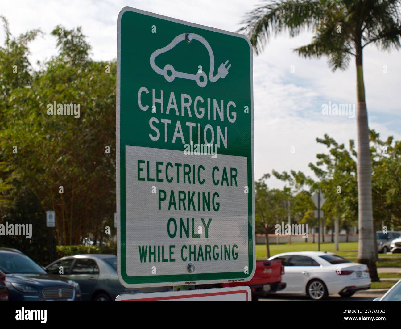 Miami, Florida, Stati Uniti - 28 novembre 2023 - segnale di avvertimento per parcheggiare il veicolo elettrico solo quando si effettua la ricarica in una stazione. Foto Stock