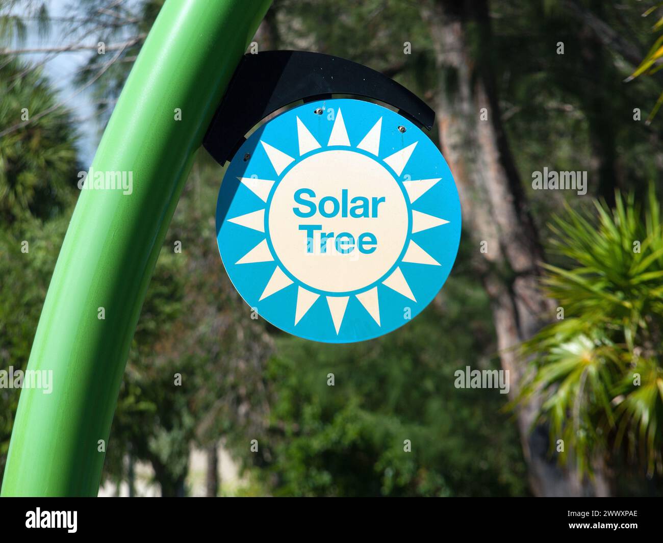 Miami, Florida, Stati Uniti - 20 novembre 2023: Logo Florida Power Light (FPL) Solar Tree parte dell'iniziativa Solar Now per l'energia della Florida. Foto Stock
