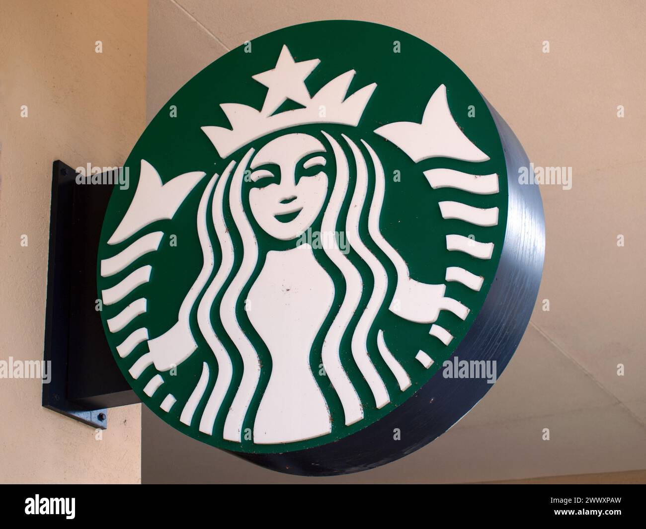 Miami, Florida, Stati Uniti - 28 novembre 2023 - Logo Starbucks in un negozio. Foto Stock