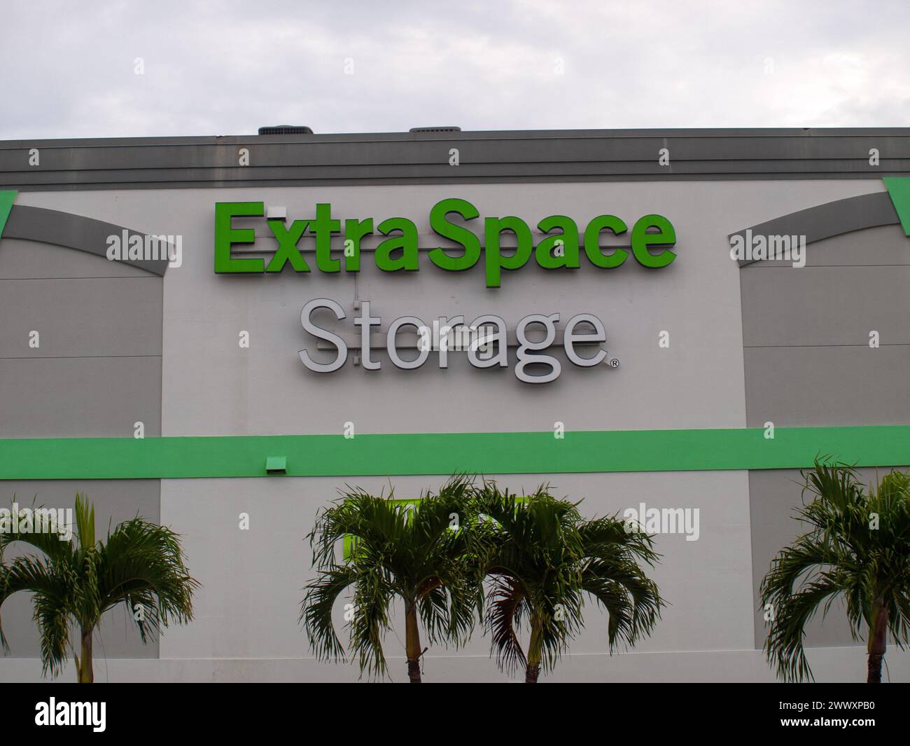 Miami, Florida, Stati Uniti - 12 dicembre 2023: Logo della società Extra Space Storage. Servizi pubblici di self-storage. Foto Stock