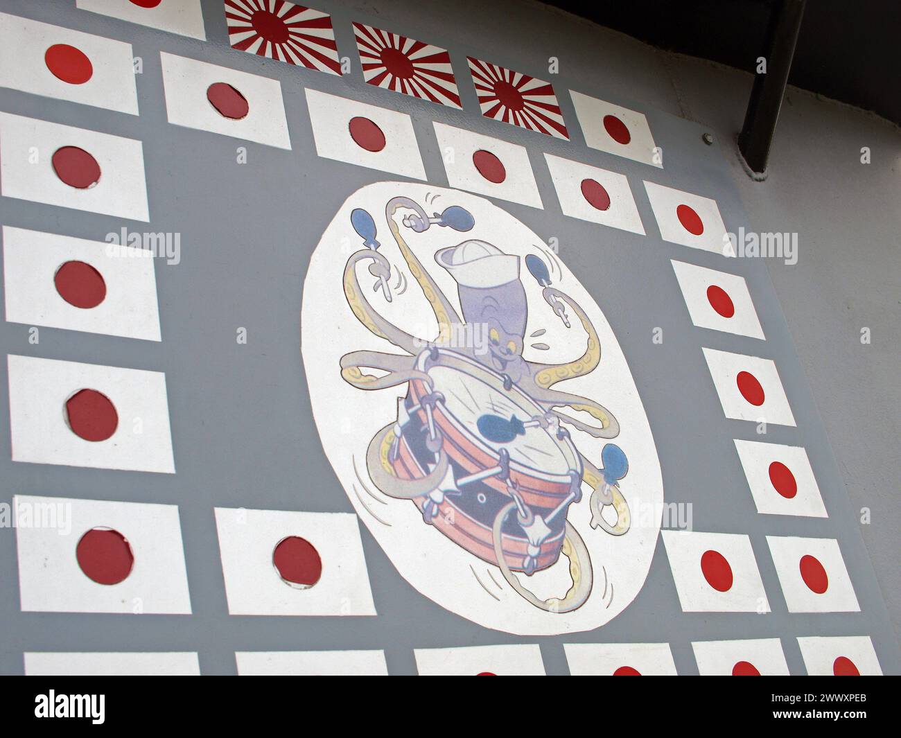 Mobile, Alabama, Stati Uniti - 11 agosto 2012: Bandiere giapponesi che segnano le navi affondate dal sottomarino USS Drum durante la seconda guerra mondiale. Foto Stock