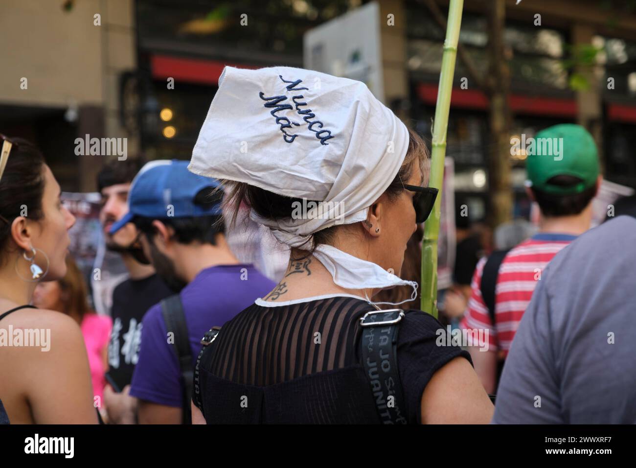 Buenos Aires, Argentina; 24 marzo 2024: Giornata nazionale della memoria per la verità e la giustizia. Donna che indossa una sciarpa bianca sulla testa con il testo neve Foto Stock