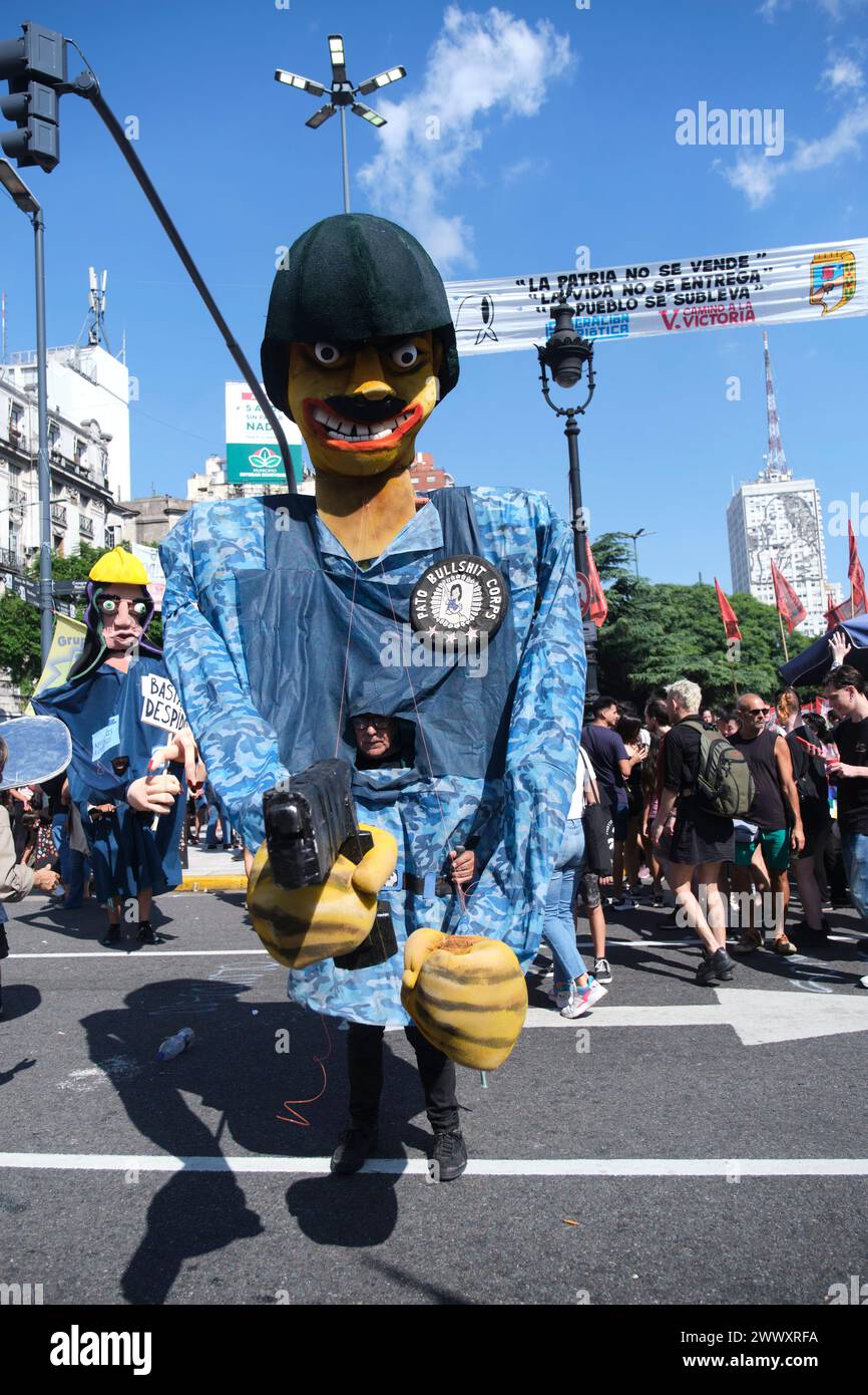Buenos Aires, Argentina; 24 marzo 2024: Grande bambola burattinetta che rappresenta un membro delle forze armate di Patricia Bullrich, Ministro della sicurezza, Looking Foto Stock