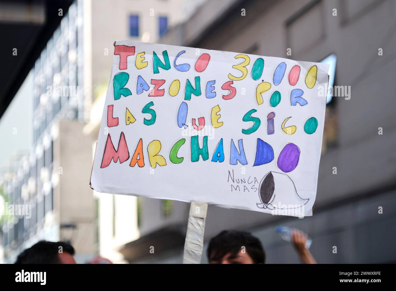 Buenos Aires, Argentina; 24 marzo 2024: Poster in memoria delle vittime della dittatura, con una sciarpa bianca e un testo in lettere colorate: I hav Foto Stock