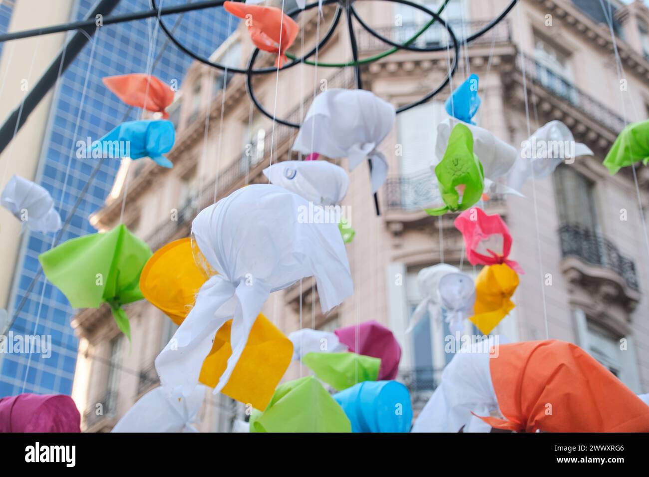 Buenos Aires, Argentina; 24 marzo 2024: Fazzoletti bianchi e colorati, simbolo delle madri di Plaza de Mayo, appesi in aria durante un memorandum Foto Stock