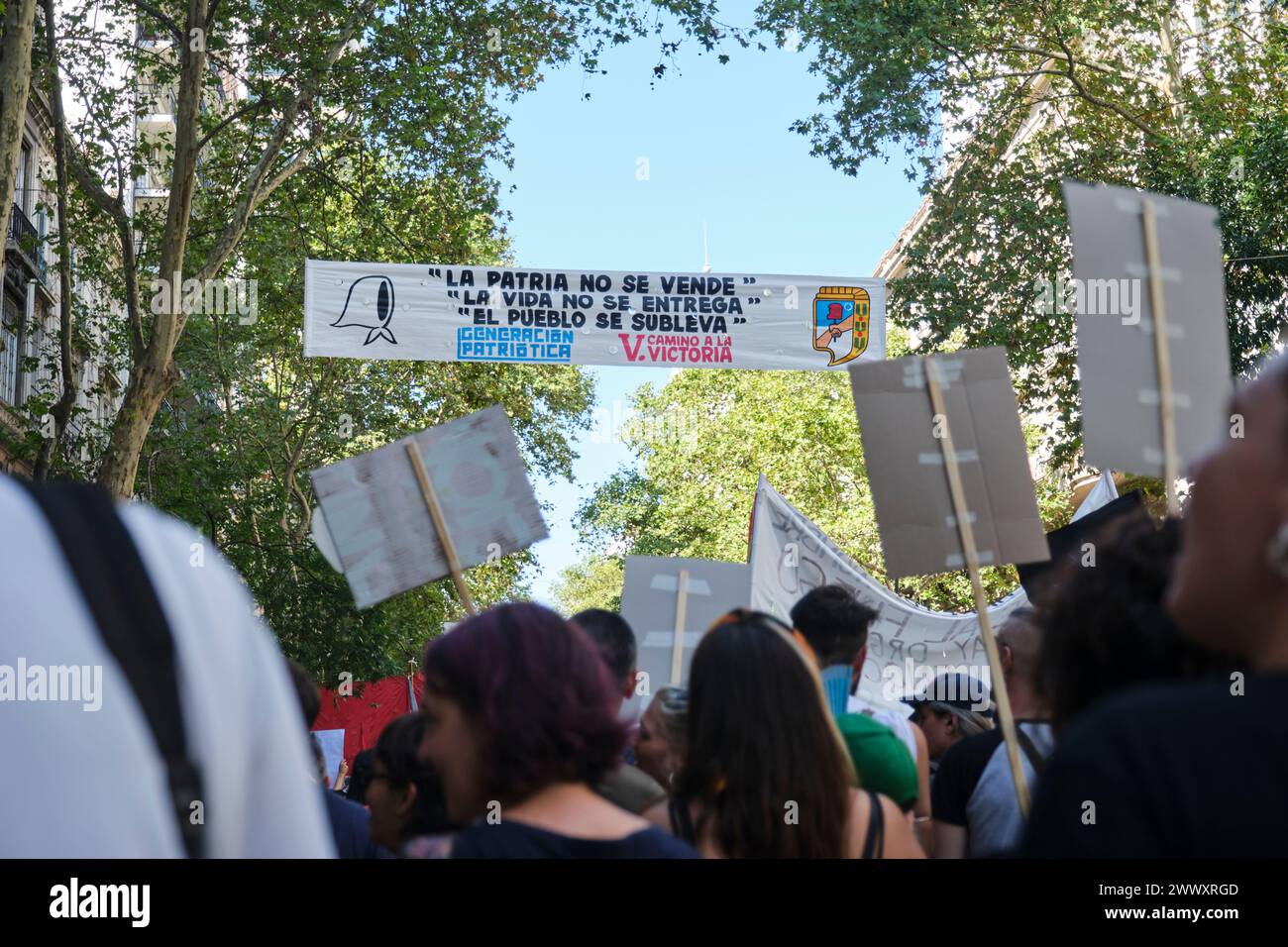 Buenos Aires, Argentina; 24 marzo 2024: Giornata nazionale della memoria per la verità e la giustizia. Le persone marciano attraverso il centro. Banner: La patria non lo è Foto Stock