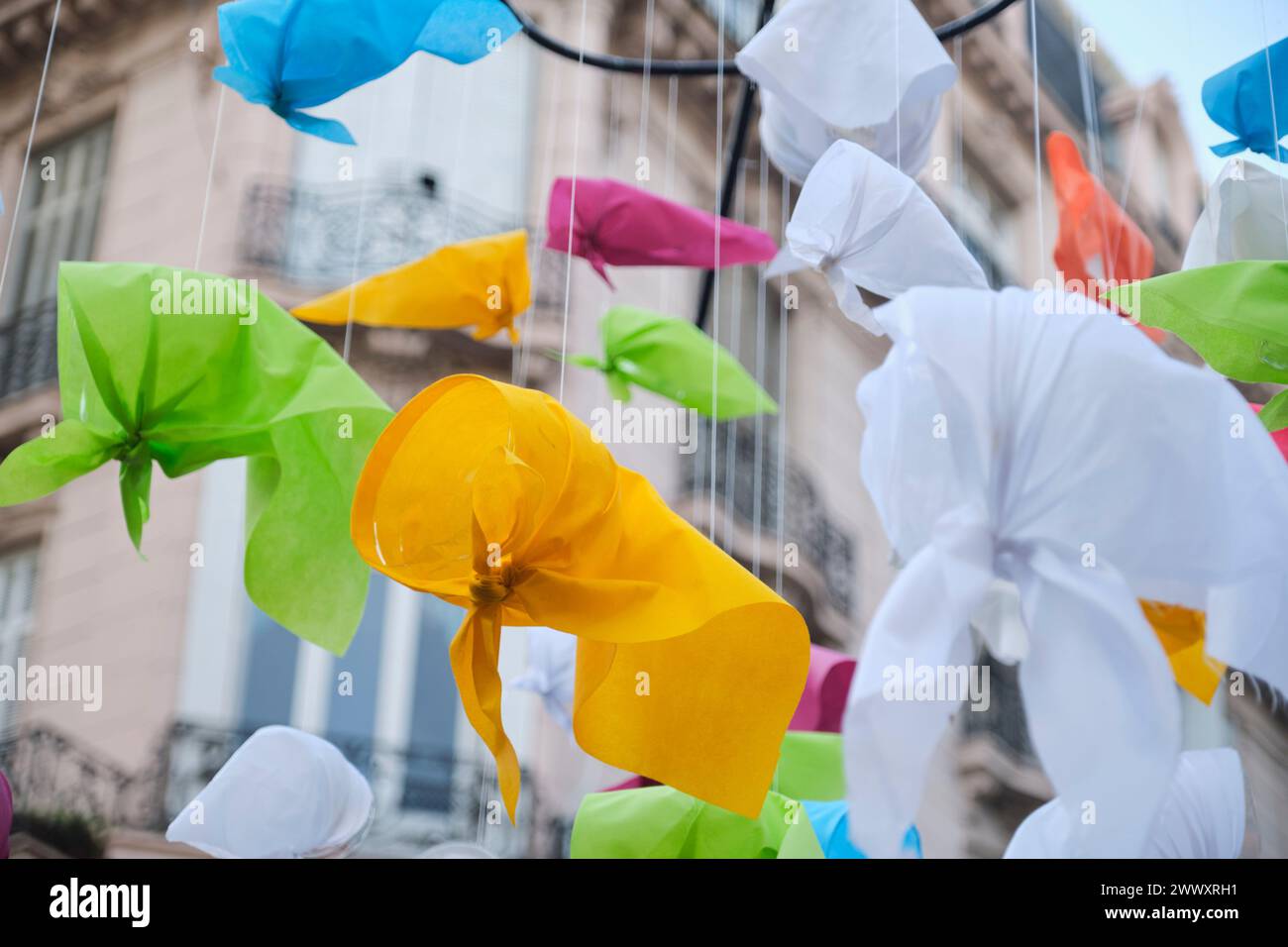 Buenos Aires, Argentina; 24 marzo 2024: Fazzoletti bianchi e colorati, simbolo delle madri di Plaza de Mayo, appesi in aria durante un memorandum Foto Stock