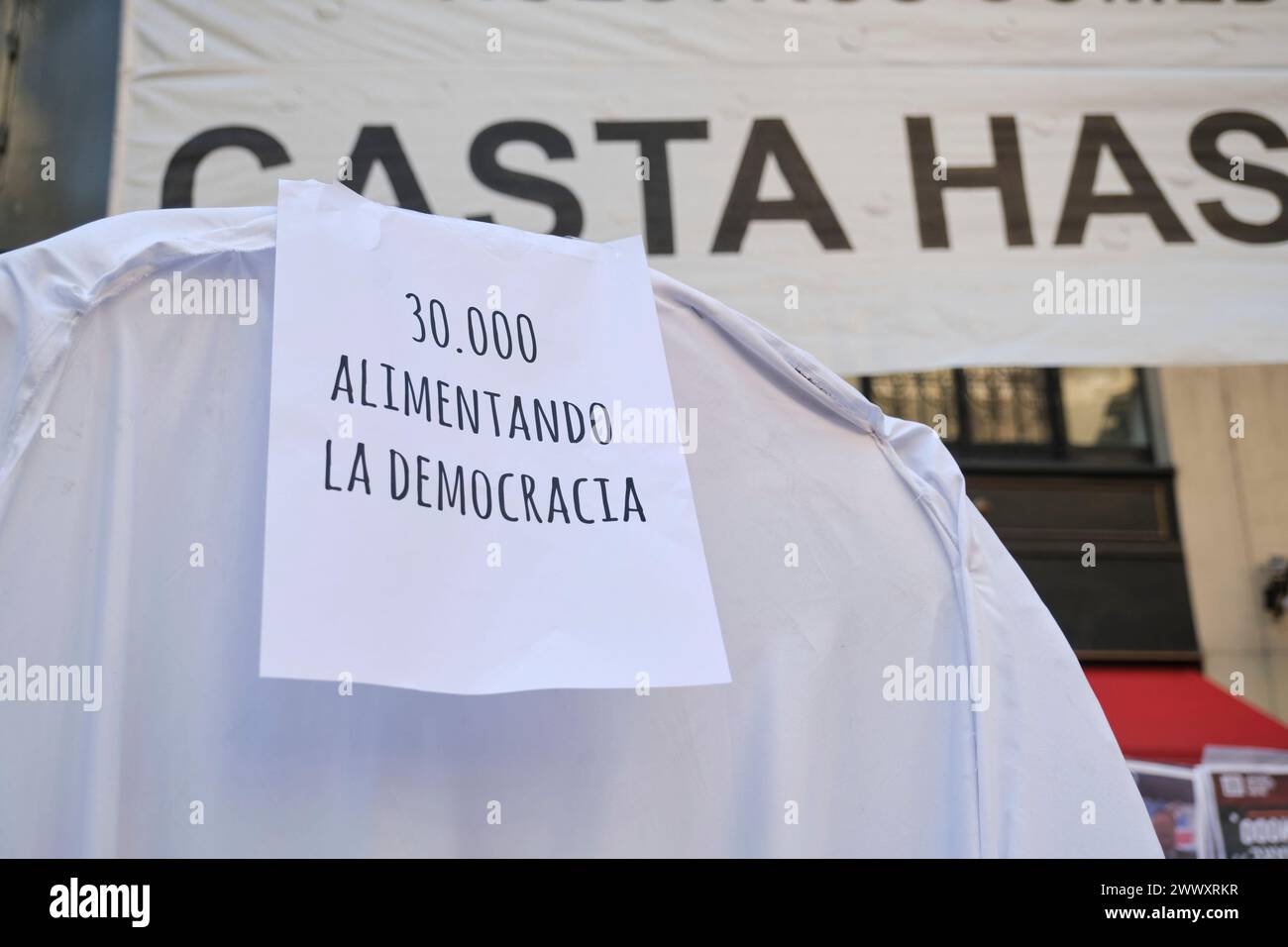 Buenos Aires, Argentina; 24 marzo 2024: Giornata nazionale della memoria per la verità e la giustizia. Poster in memoria delle vittime dell'ultimo decreto argentino Foto Stock