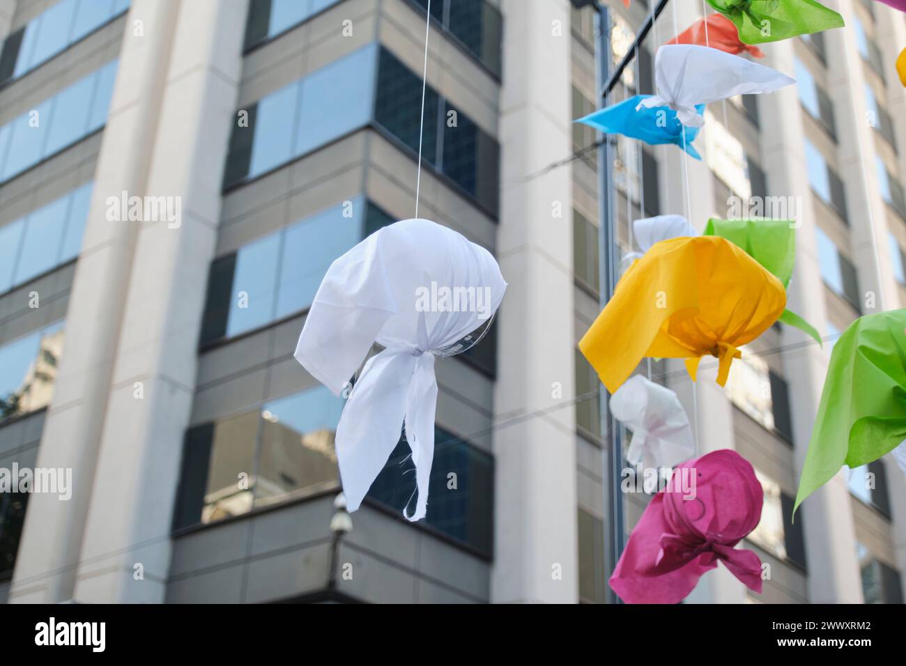 Buenos Aires, Argentina; 24 marzo 2024: Fazzoletti bianchi e colorati, simbolo delle madri di Plaza de Mayo, appesi in aria durante un memorandum Foto Stock