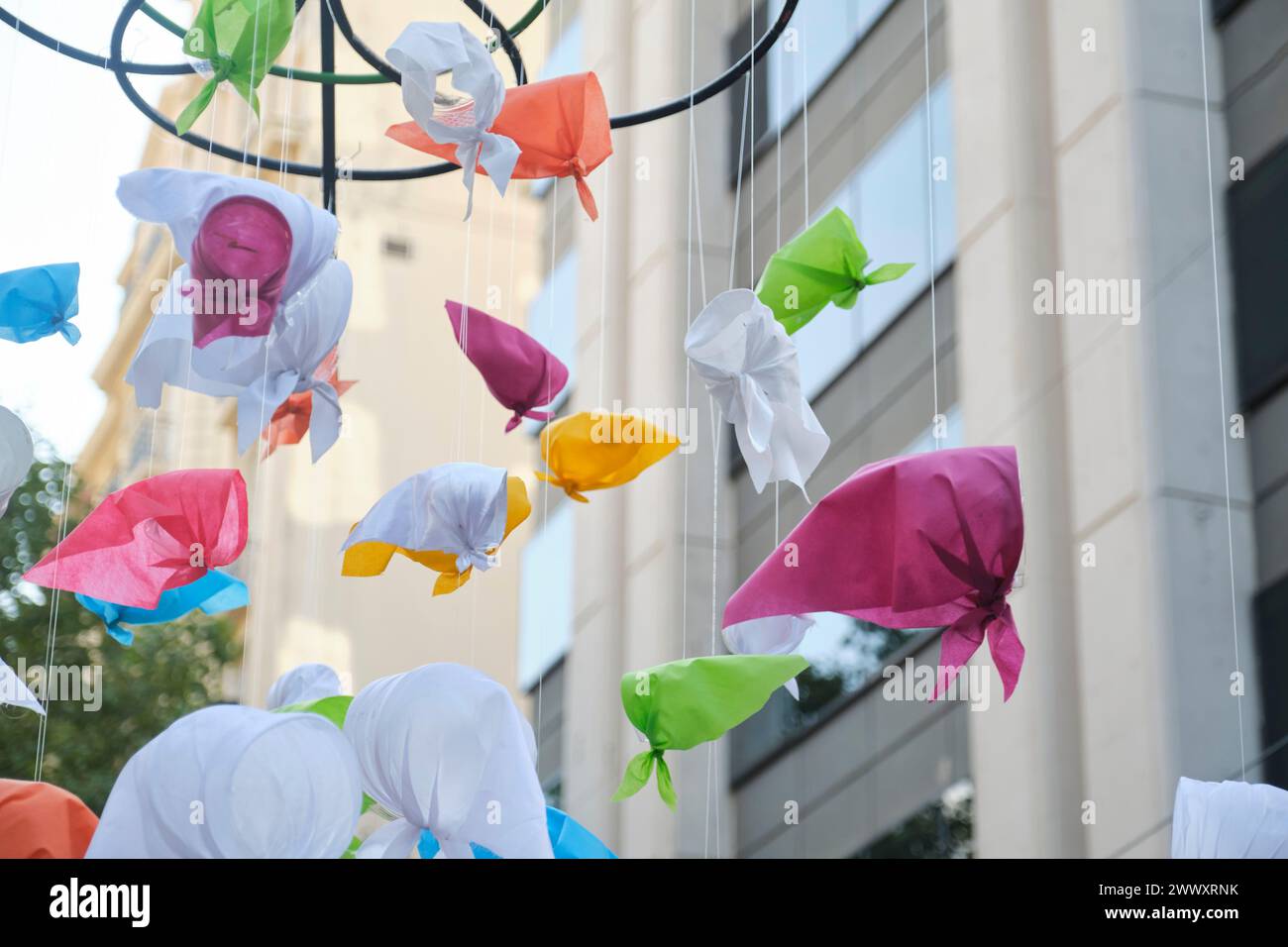 Buenos Aires, Argentina; 24 marzo 2024: Fazzoletti bianchi e colorati, simbolo delle madri di Plaza de Mayo, appesi in aria durante un memorandum Foto Stock