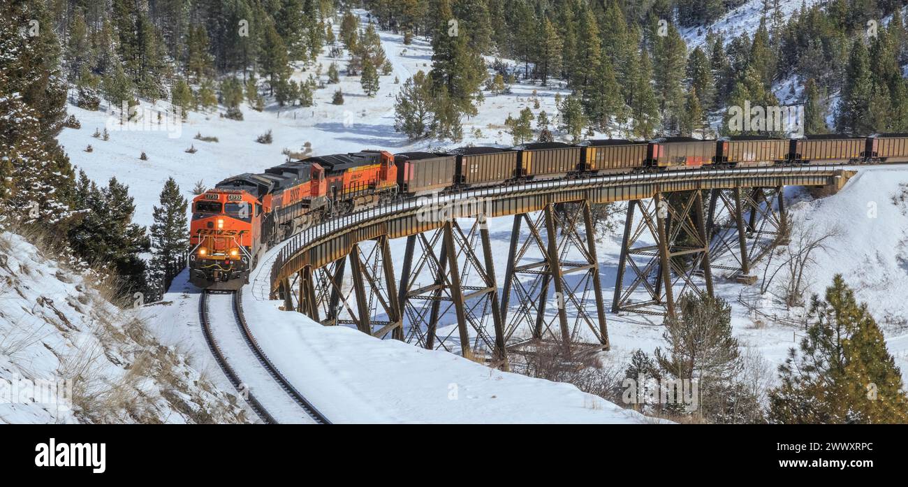 panorama di un treno a carbone su un cavalletto che si dirige verso il passo di mullan sul continental divide vicino ad austin, montana Foto Stock