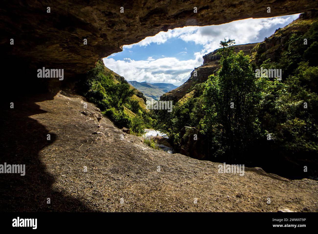 Ammira la grotta di Aasvoel, un grande sbalzo di arenaria nelle montagne Drakensberg del Sud Africa Foto Stock