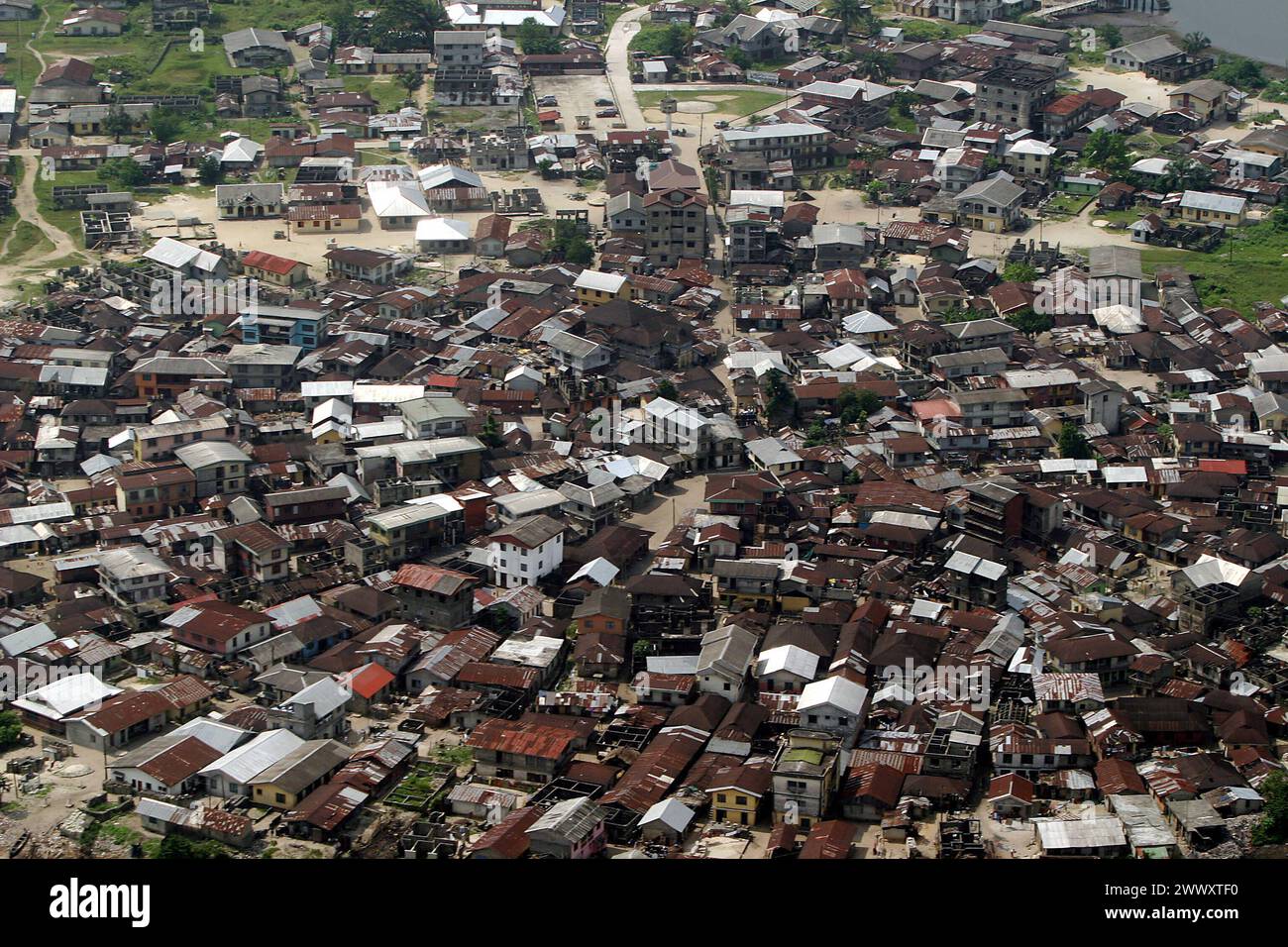 Die Ölkatastrophe im Nigerdelta. NGA, Nigeria. Ogoniland. Eine Wohnsiedlung im Ogoniland. Foto Stock