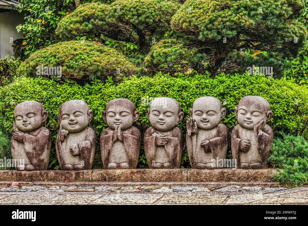 Jizo bambini piccole statue di Buddha Tempio buddista Tofuku-ji Zen Kyoto Giappone. Jizo bambino come statue di Buddha in Giappone fin dai tempi antichi. Rappresentano chil Foto Stock