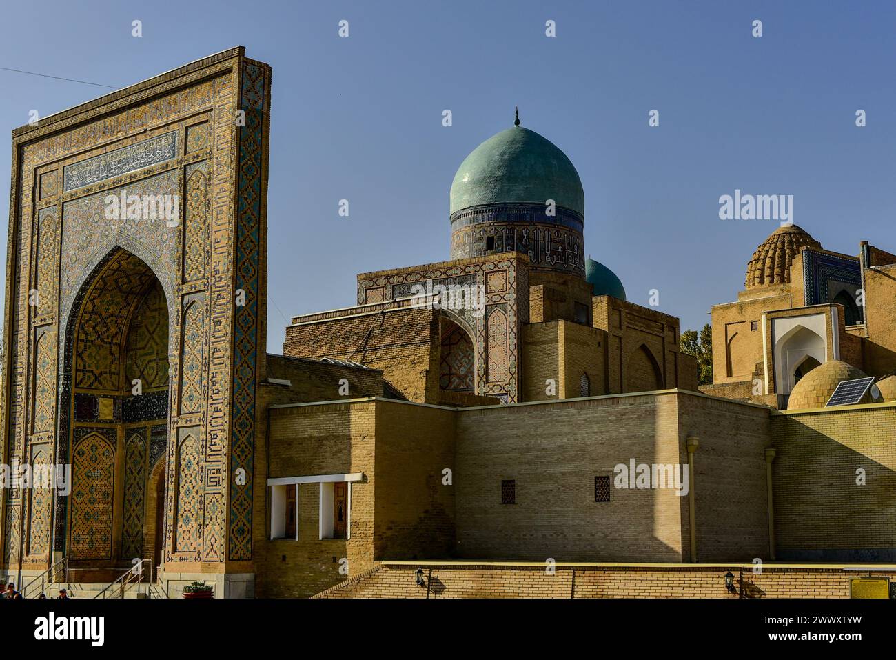 Fuori dalla necropoli di Shah-i Zinda, dove si trova il viale dei mausolei. Samarcanda, Uzbekistan Foto Stock