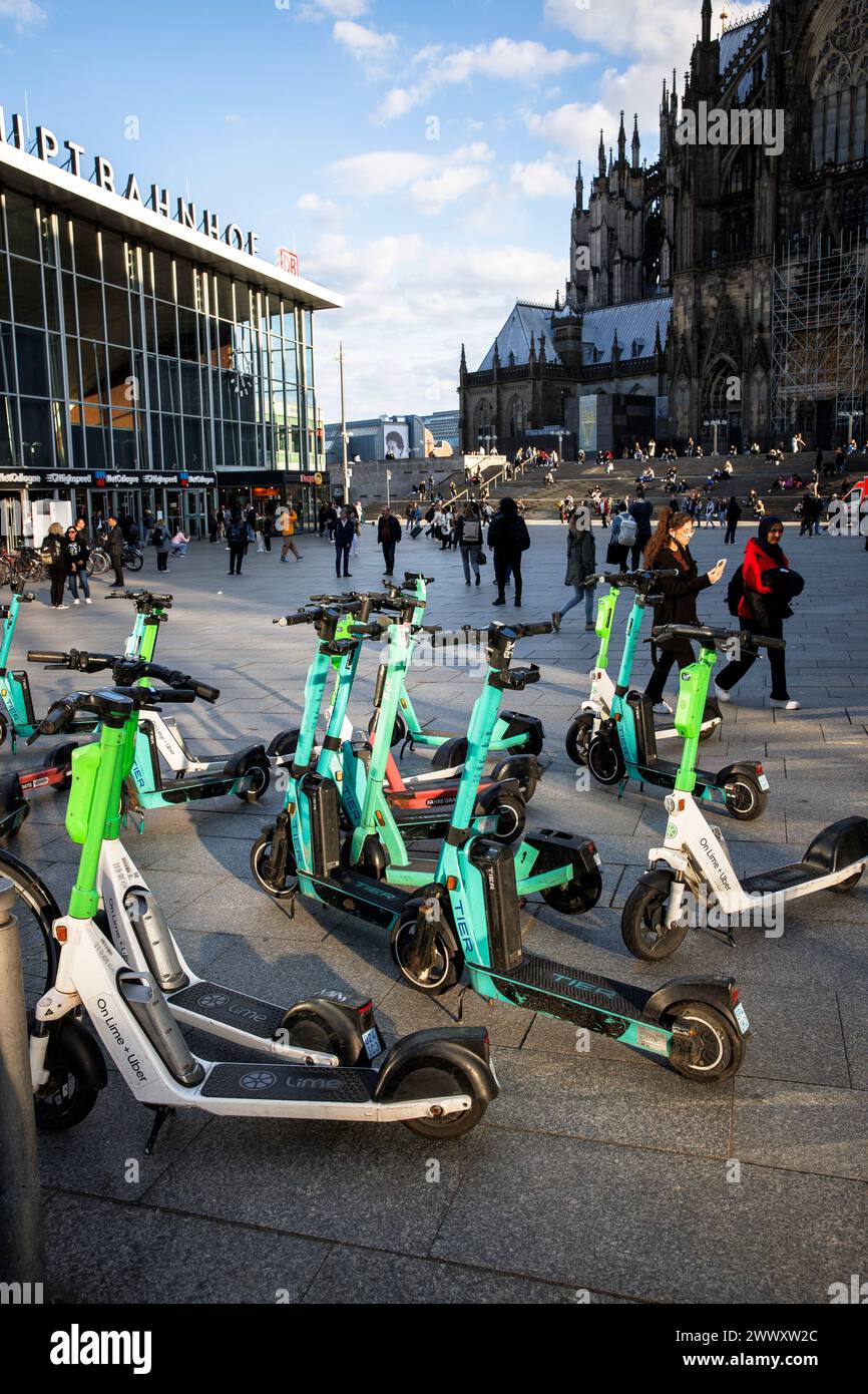Parcheggio per scooter elettrico di fronte alla stazione centrale, Colonia, Germania. Parkflaeche fuer Elektroscooter vor dem Hauptbahnhof, Koeln, Deutsch Foto Stock