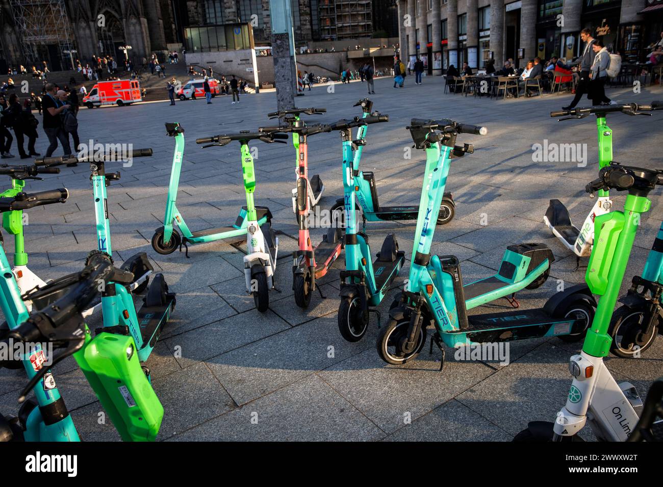 Parcheggio per scooter elettrico di fronte alla stazione centrale, Colonia, Germania. Parkflaeche fuer Elektroscooter vor dem Hauptbahnhof, Koeln, Deutsch Foto Stock