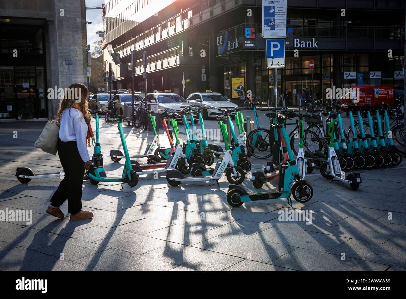 Parcheggio per scooter elettrico di fronte alla stazione centrale, Colonia, Germania. Parkflaeche fuer Elektroscooter vor dem Hauptbahnhof, Koeln, Deutsch Foto Stock