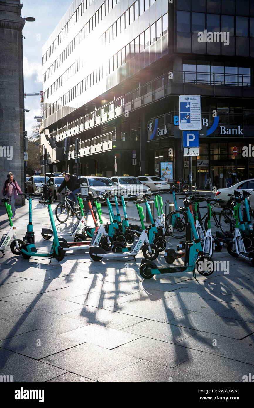 Parcheggio per scooter elettrico di fronte alla stazione centrale, Colonia, Germania. Parkflaeche fuer Elektroscooter vor dem Hauptbahnhof, Koeln, Deutsch Foto Stock