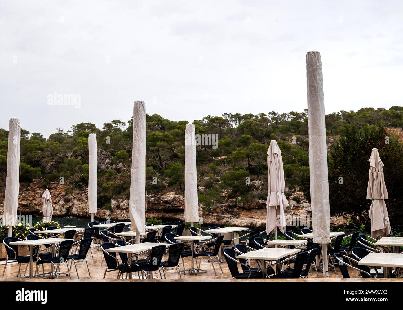 Terrazza vuota del ristorante in bassa stagione a Cala Figuera vicino a Santanyi, Maiorca, Isole Baleari, Spagna Foto Stock