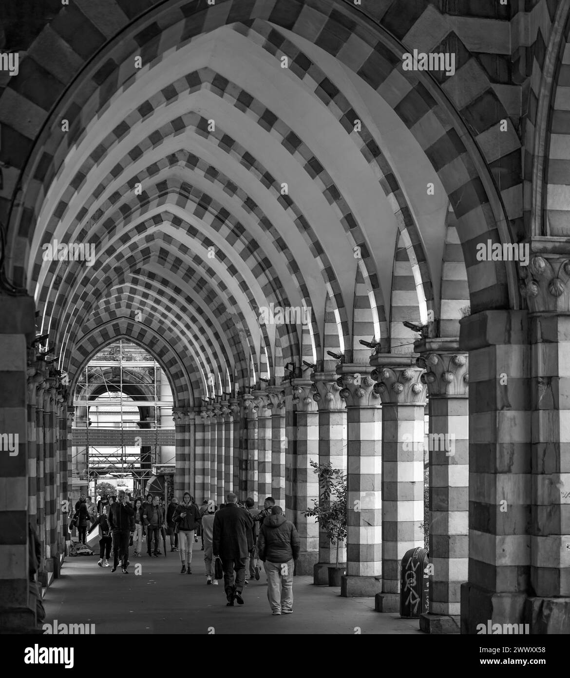 Storica galleria con archi a punta in via XX settembre, Genova, Italia Foto Stock