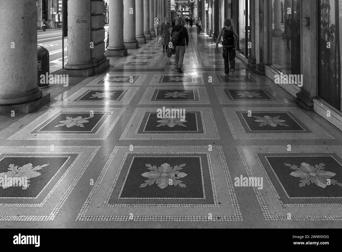 Pavimento a mosaico negli storici portici dell'ex Palazzo della navigazione generale Italiana, costruito nel 1908, oggi sede della regione Liguria Foto Stock