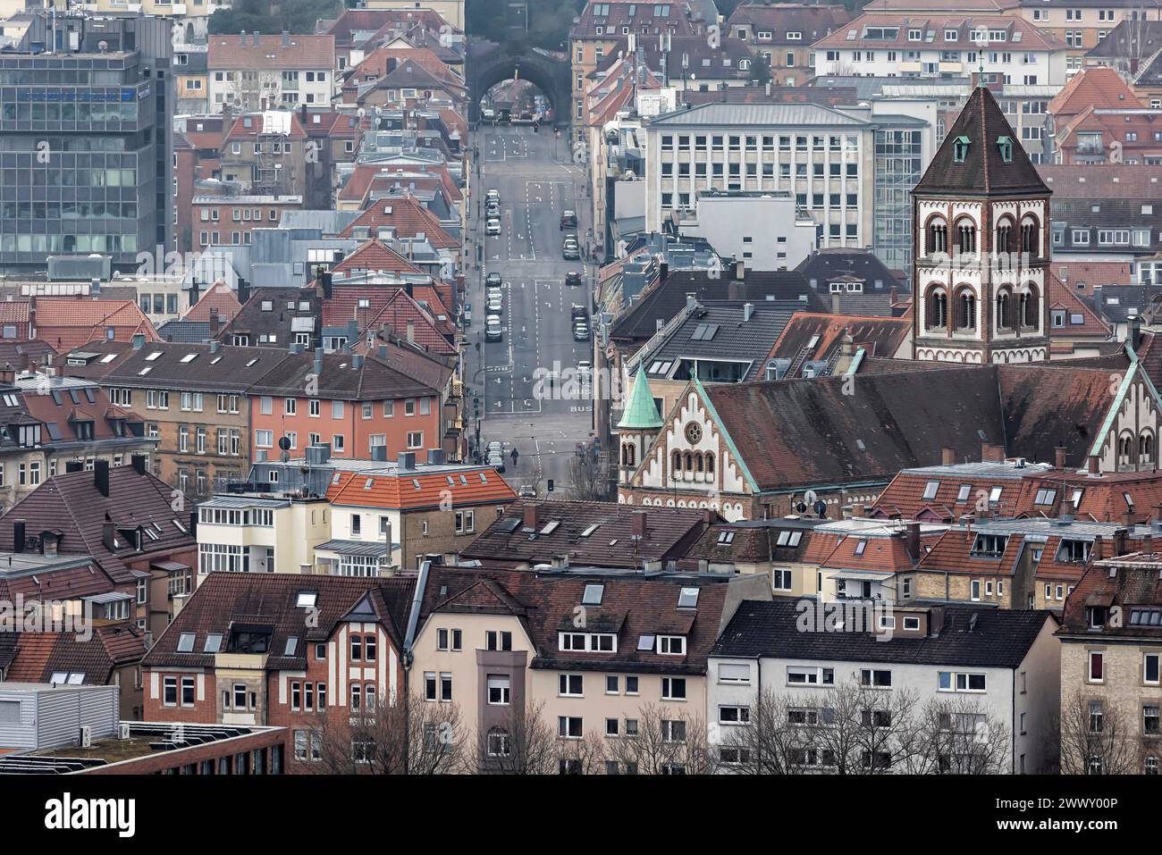 Vista sulla città con chiesa cattolica di Santa Elisabetta, Schwabstrasse e Schwabtunnel, sviluppo denso e tetti nel quartiere ovest, Stoccarda Foto Stock