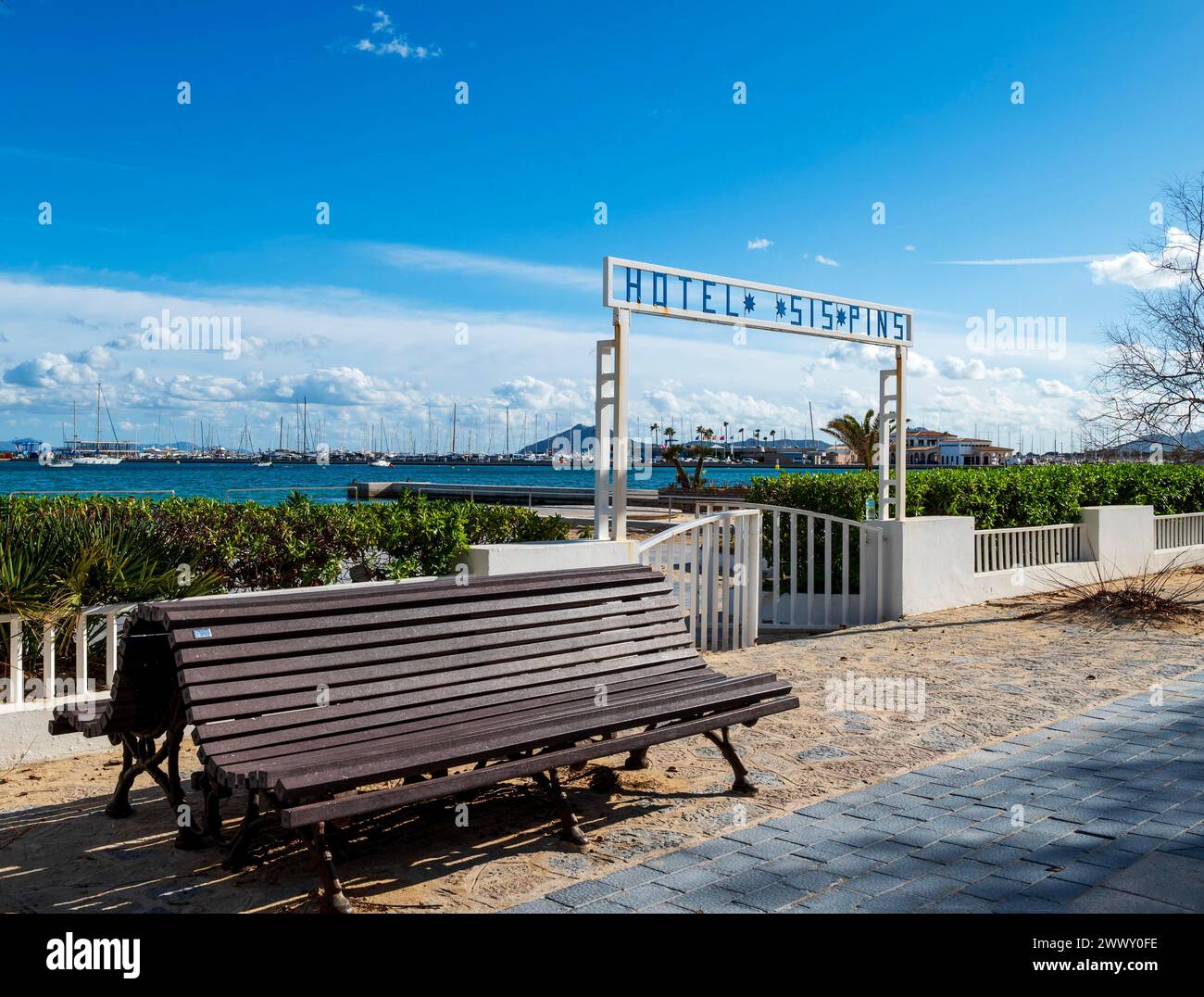 Accesso alla spiaggia di un hotel sul lungomare di Port de Pollenca o Pollensa, Serra de Tramuntana, Maiorca, Isole Baleari, Spagna Foto Stock