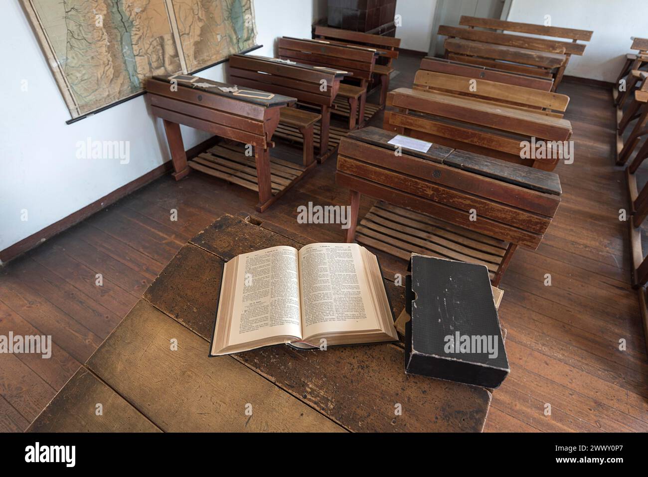 Aula con Bibbia sulla scrivania dell'insegnante e banchi scolastici del XIX secolo, Museo all'aperto del Folklore Schwerin-Muess Foto Stock